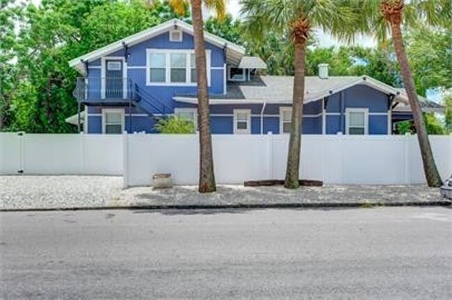 Building Photo - CHARMING 2 BEDROOM, 1 BATH HOME WITH SPACIOULS COURTYARD