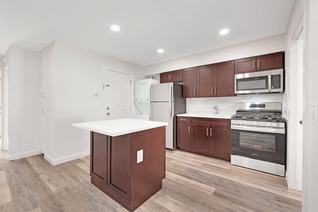 Building Photo - 561 Broad St