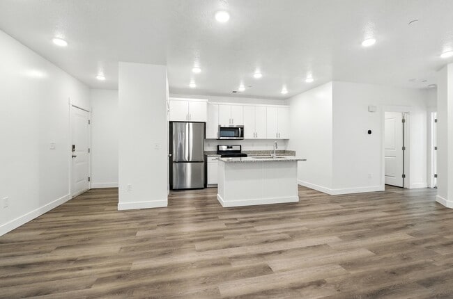 Building Photo - 470 W 15 S