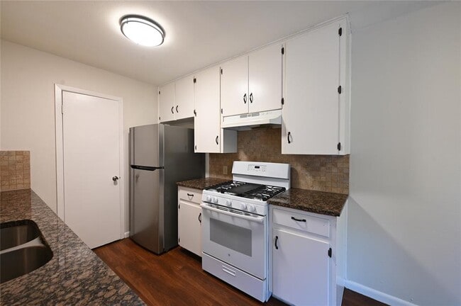Building Photo - 1503 Valleyridge Dr