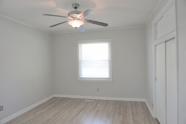 Building Photo - 3 Bed 2 Baths In Midtown Charmer With Covered Front Porch!