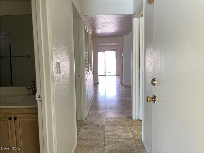 Building Photo - 4364 Mesa Hill Dr
