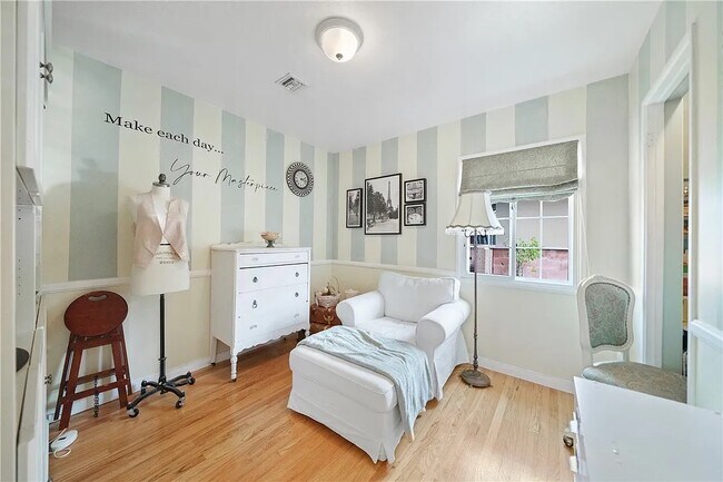 Building Photo - 329 E Everett Pl