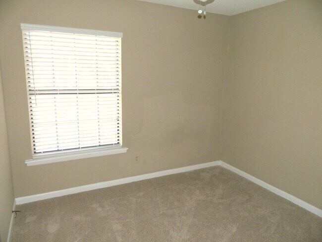 Building Photo - 471 Lawrence Dr