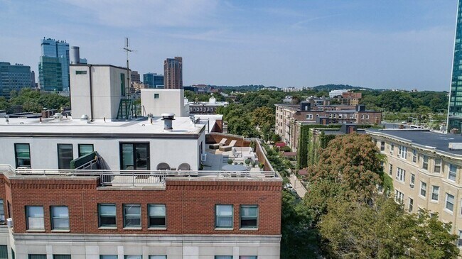 Building Photo - 108 Peterborough St