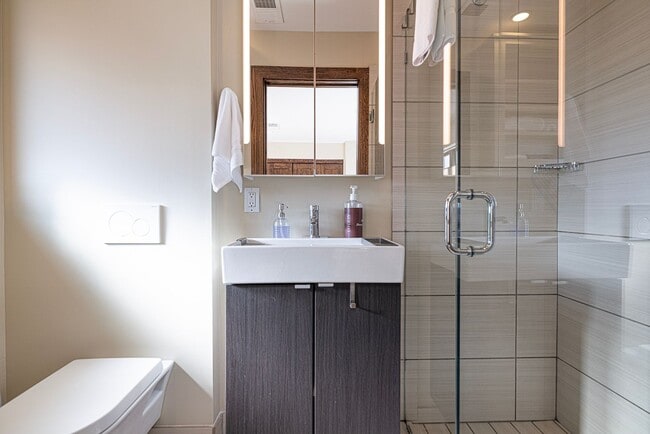 Building Photo - 4 bed / 4.5 bath flat in South Plaza overlooking UMKC and Brookside Blvd