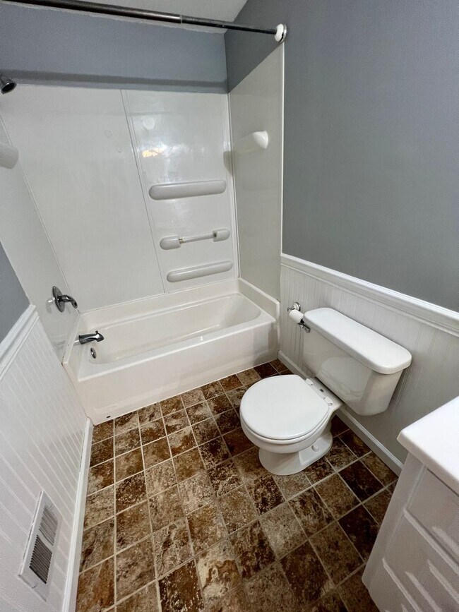Building Photo - Sewickley Heights - Gorgeous Townhouse - 3...