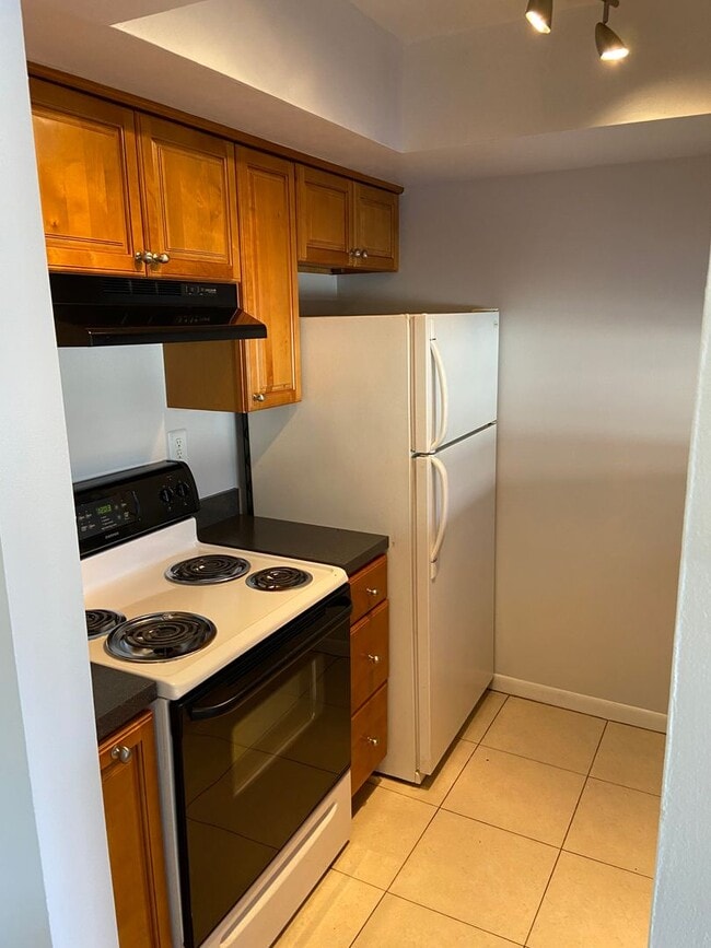 Building Photo - 1 Bedroom Condo