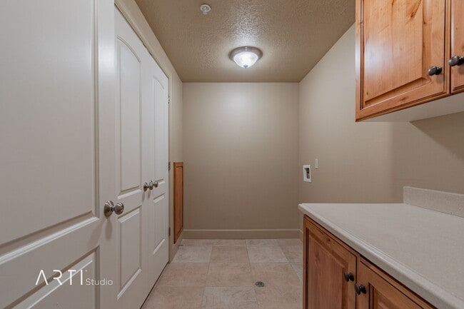 Building Photo - Available September 1 - Spacious 3 Bedroom...