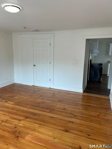 Building Photo - 163 Meadow St