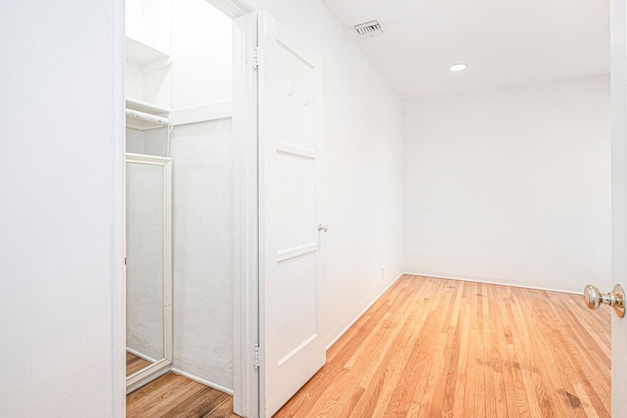 Building Photo - 2206 N Orchard Dr