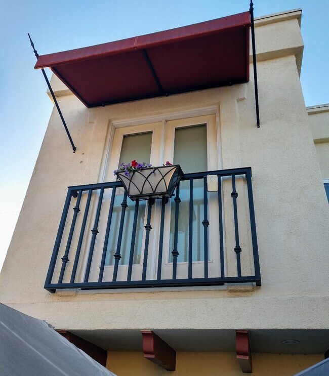 Juliet balcony - 3534 Wesley St