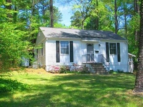 Building Photo - Lovely 2 bedroom home with hardwood floors, deck and sweet location in Chapel Hill