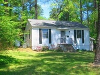 Building Photo - Lovely 2 bedroom home with hardwood floors, deck and sweet location in Chapel Hill