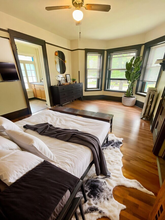 73766607472__4F83E5B1-27BA-46F5-BD33-16EBCE974B79 - Bedroom - Industrial - 19 - Cross Apartments