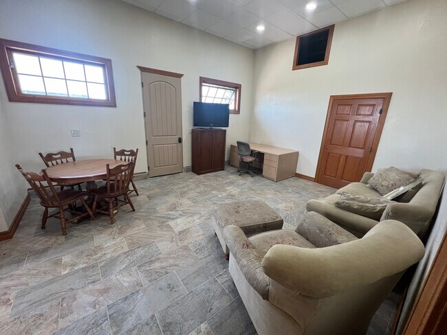Building Photo - 1328 Chariot Ct