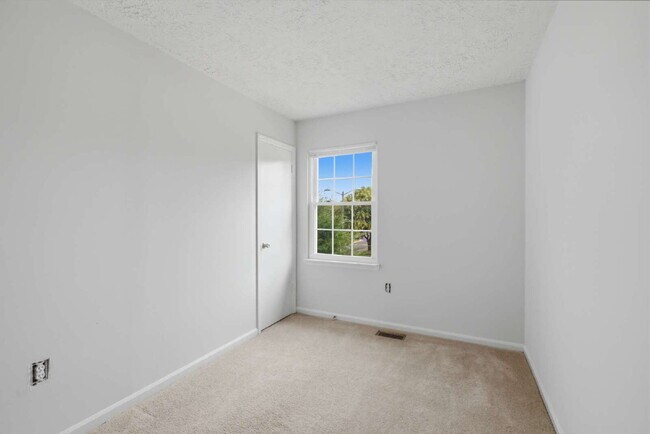 Building Photo - Beautifully Refreshed 3BR Townhome with Private Fenced Backyard in Brandy Station