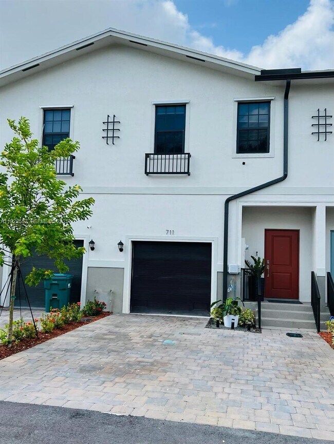 Building Photo - 711 SW 11th St