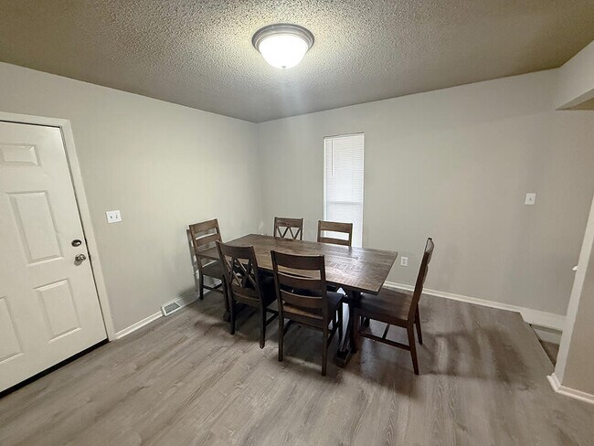 Building Photo - 212 Wheaton Ct