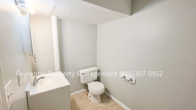 Building Photo - 4 bedroom 1.5 bath