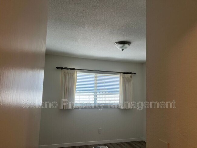 Building Photo - 142 Hillview Dr