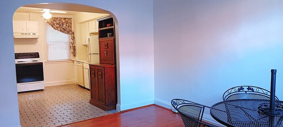 Building Photo - 1017 Hollins St