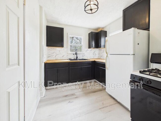 Building Photo - 575 Fernwood Dr