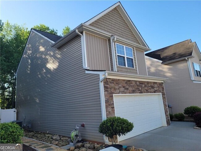 Building Photo - 573 Arrowhead Dr