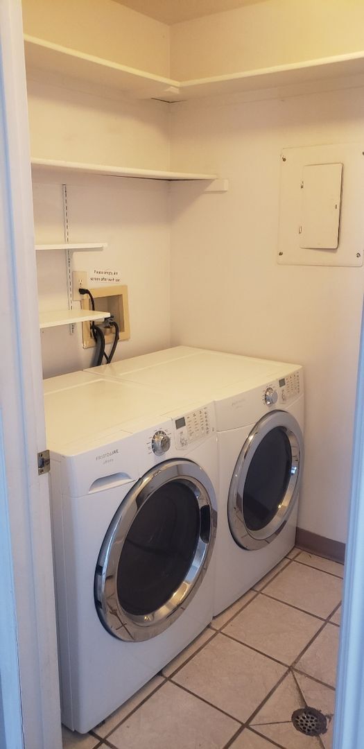 Building Photo - Charming 2 Bedroom Condo with Great Amenit...