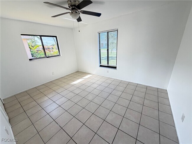 Building Photo - 3313 SE 4th Ave