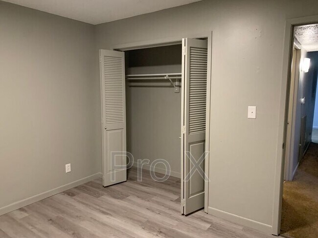 Building Photo - 2037 S River St