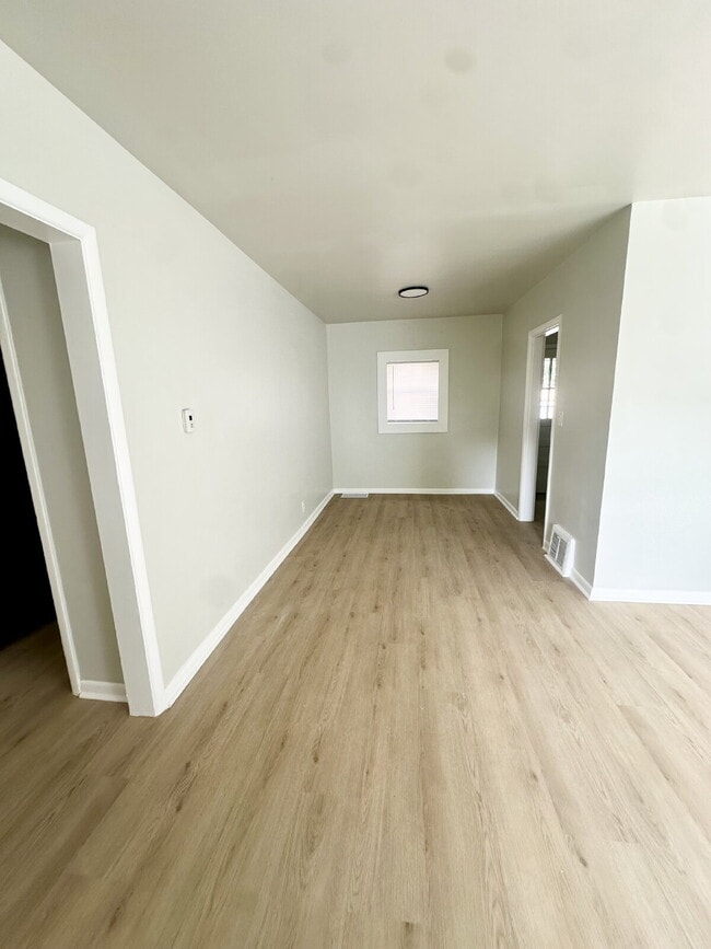 Building Photo - 716 E 17th St