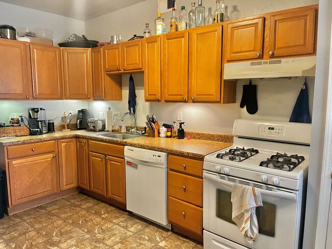 Building Photo - 4BD/3BTH In Southside - Laundry - Central ...