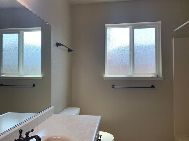 Building Photo - Make this your new home!