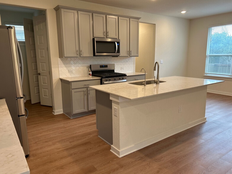 Building Photo - Room in House on Ruger Pass