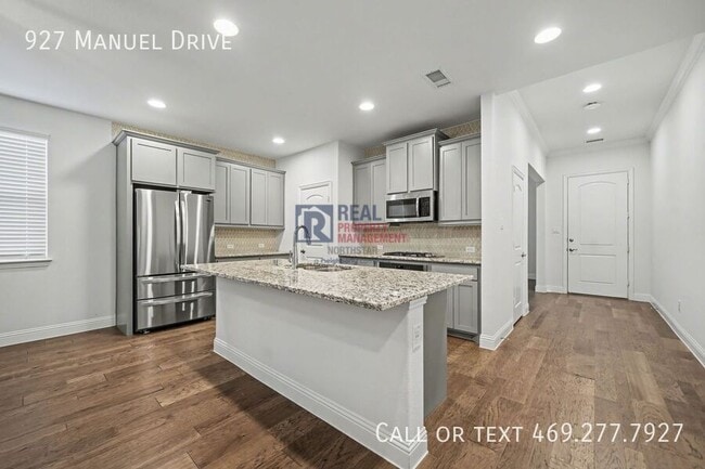 Building Photo - 927 Manuel Dr