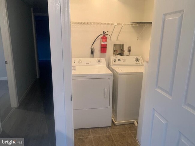 Building Photo - 5 Cranberry Ct