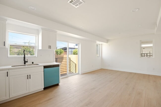 Building Photo - BRAND NEW TOWNHOUSE! One Month Free!