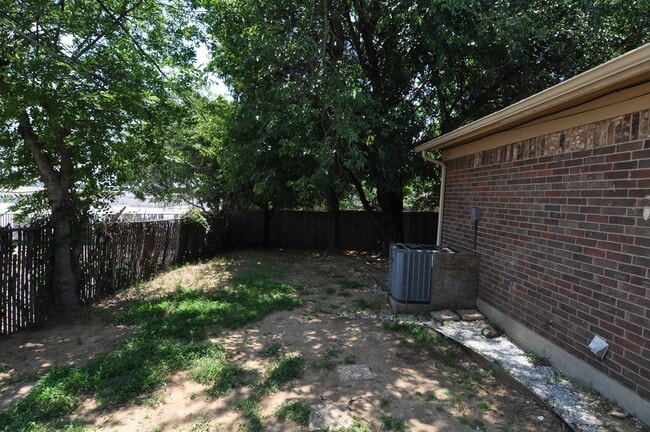 Building Photo - Cozy and clean 2-1 in Arlington!