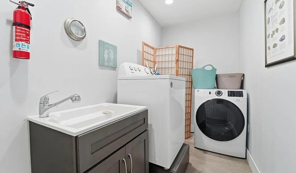 Building Photo - 4836 Esplanade St