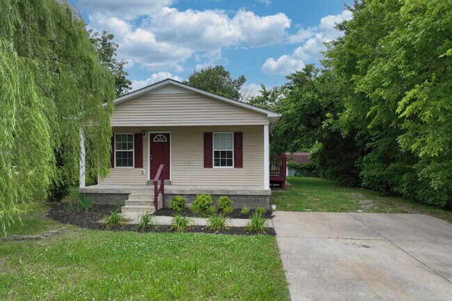 Building Photo - Springfield Gem! 3BR/2BA with Big Yard, St...