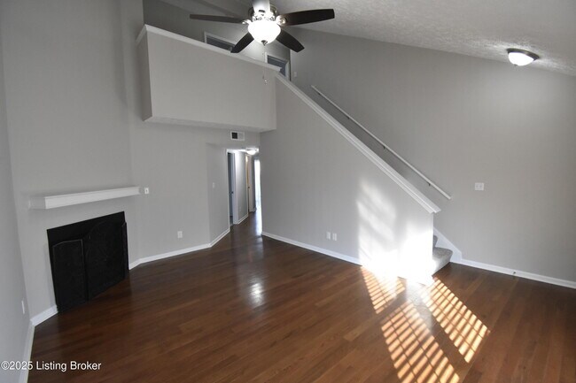 Building Photo - 4313 Hickoryview Dr