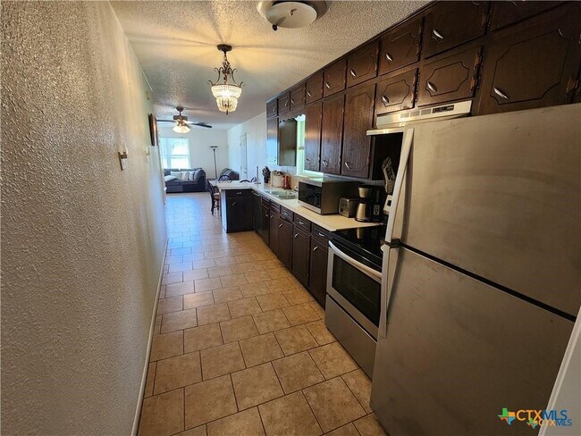 Building Photo - 106 W Avenue G