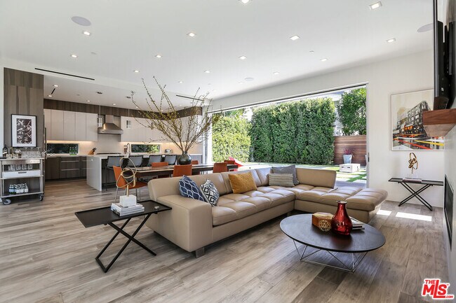 Building Photo - 912 N Crescent Heights Blvd