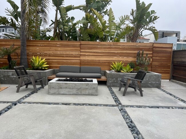 Shared Yard - 2452 Palm Dr