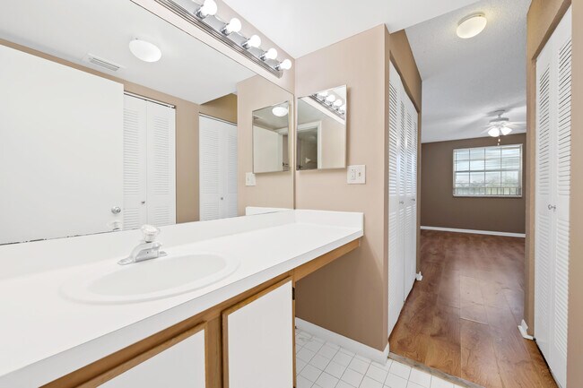 Building Photo - 2861 N Oakland Forest Dr