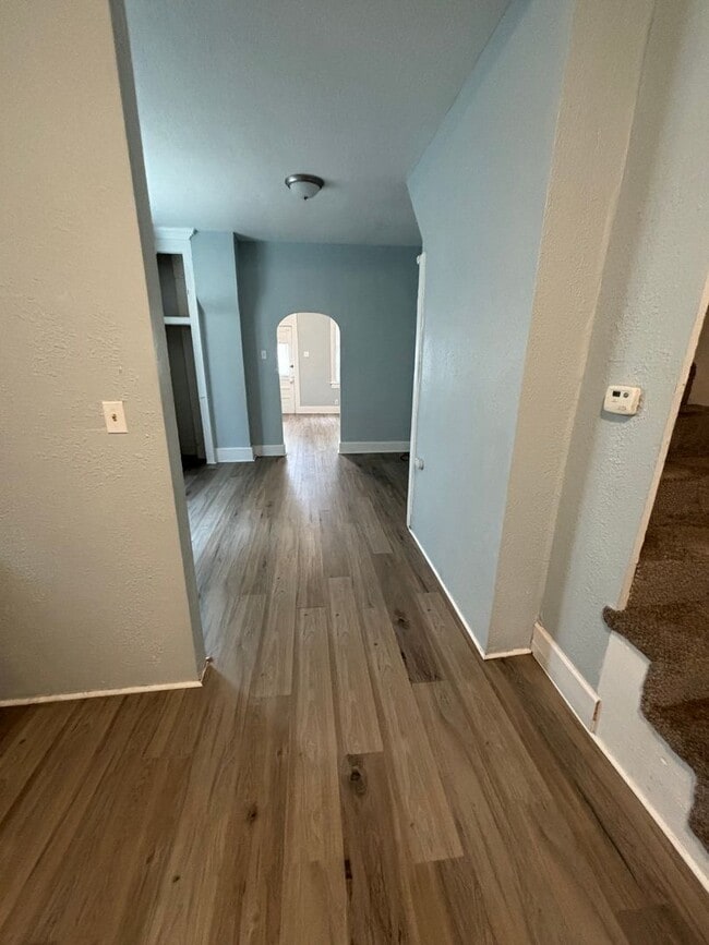 Building Photo - 2BD / 1BA Duplex