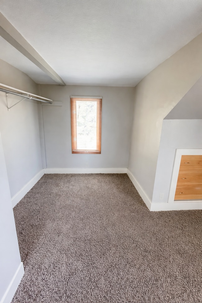 Building Photo - AVAILABLE JUNE - 5 Bed 2 Bath In East Hillside