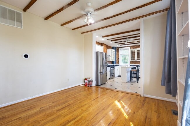 Building Photo - Lovely 3 BR/1.5 BA Semi-Detached Home in S...