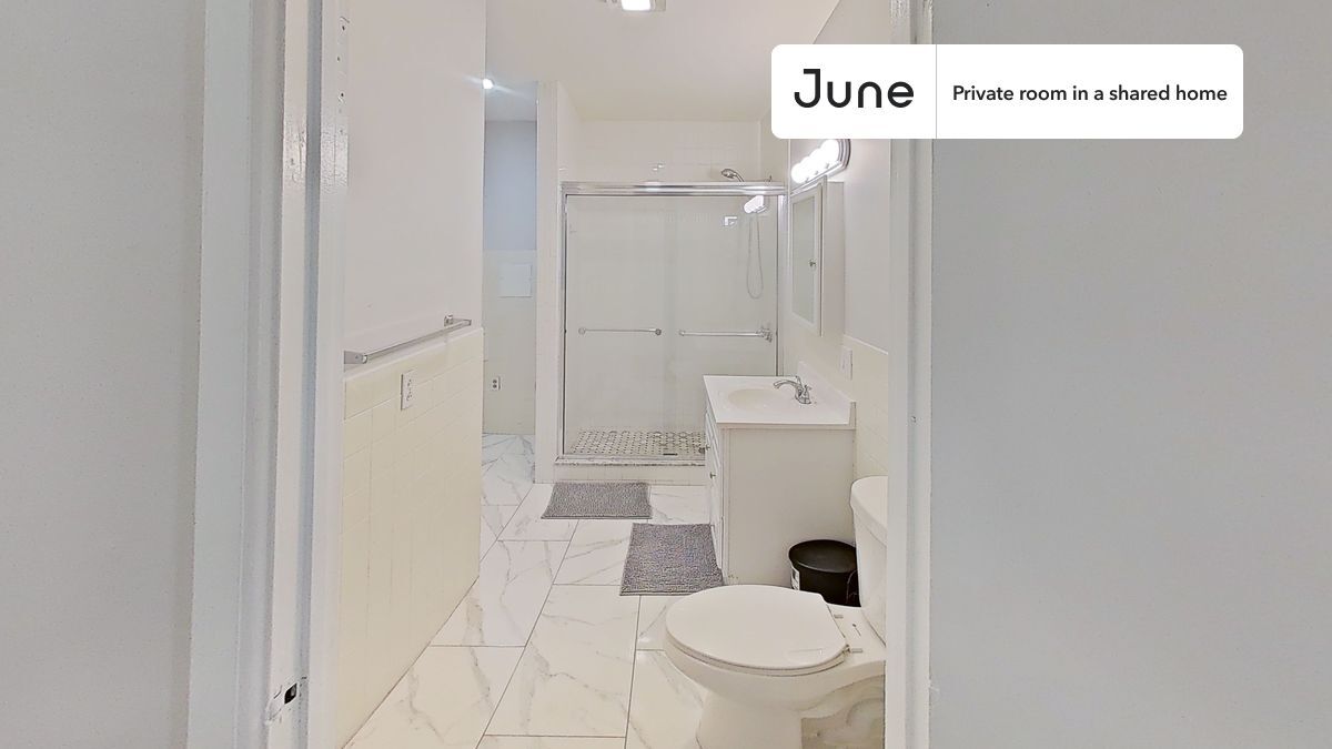 Building Photo - Private bedroom in 3 bed/1 bath Home